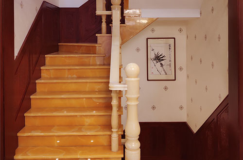 临高中式别墅室内汉白玉石楼梯的定制安装装饰效果